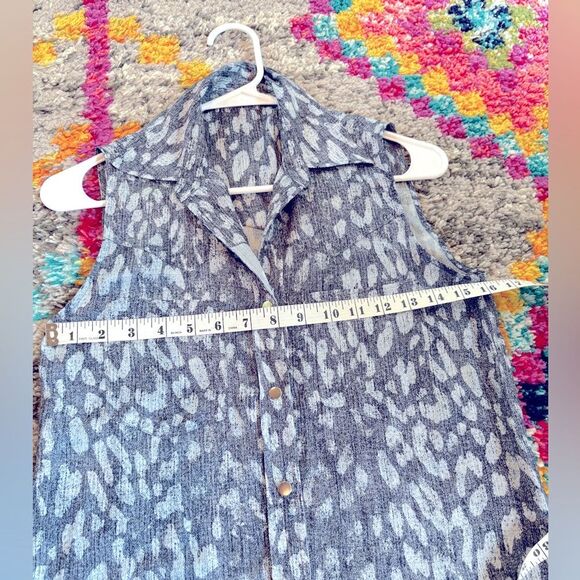 L’AGENCE Sleeveless Snap Front Leopard Print Top Blue - Picture 8 of 9